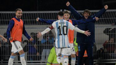 El delantero argentino Lionel Messi (C) celebra con el defensor German Pezzella (L), el delantero Alejandro Garnacho y el preparador físico del equipo Luis Martin (R) después de anotar un gol durante el partido de fútbol de las eliminatorias sudamericanas para la Copa Mundial de la FIFA 2026 entre Argentina y Ecuador, en el estadio Mas Monumental de Buenos Aires, el 7 de septiembre de 2023. &nbsp;