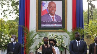La primera dama Martine Moïse, al centro, asiste a una ceremonia conmemorativa en honor de su esposo fallecido, el presidente Jovenel Moïse, en el Museo Nacional Pantheon el 21 de julio de 2021, en Puerto Príncipe, Haití.