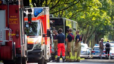 Efectivos de equipos de emergencia trabajan en el lugar donde doce personas resultaron heridas, dos de ellas de gravedad, en un ataque cometido por un hombre armado con un cuchillo en un autobús urbano, en la ciudad alemana de Lübeck, el 20 de julio del 2018.&nbsp;