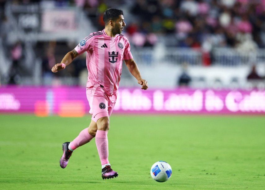 El atacante Luis Suárez, del Inter Miami, maneja el balón en un partido, el 6 de marzo de 2025.