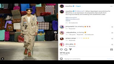 El nuevo director artístico de Moschino, el argentino Adrián Appiolaza, presenta el 14 de junio de 2024 en la Semana de la Moda de Milán su primera colección masculina para la firma de lujo italiana.