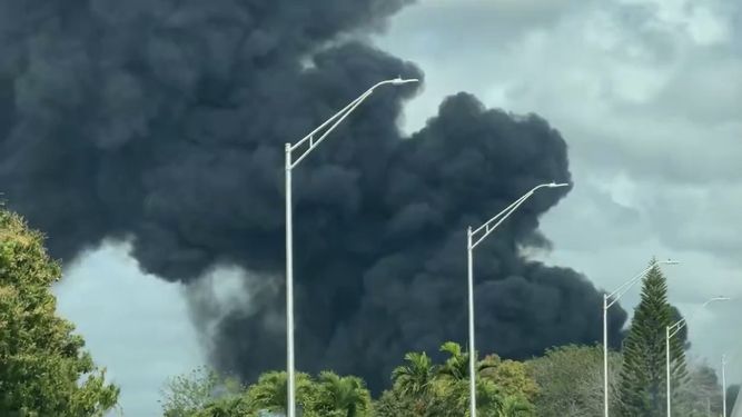 Columnas de humo se elevan sobre la zona afectada, visibles desde varias comunidades del norte de Miami-Dade y el sur de Broward.