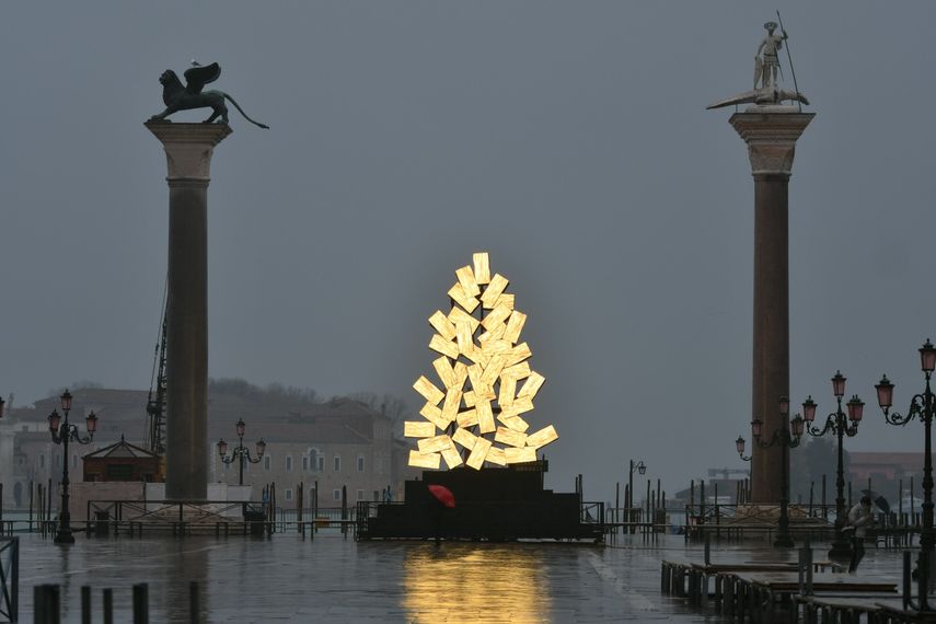 El árbol de Navidad que el artista italiano Fabrizio Plessi instaló en la plaza San Marcos, en Venecia.