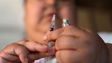 Una mujer con diabetes tipo 2 inyectándose insulina