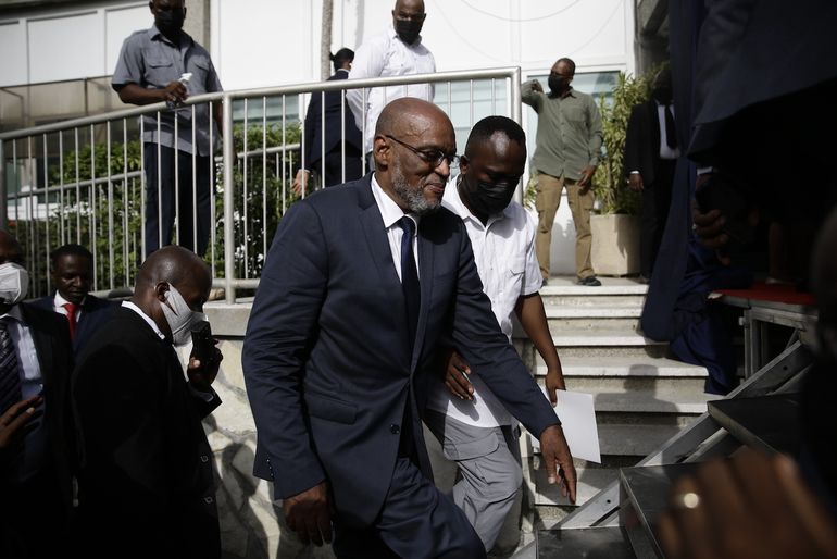 El nuevo primer ministro de Haití, Ariel Henry, sube escaleras acompañado de escoltas después de ser designado al cargo, el martes 20 de julio de 2021, en Puerto Príncipe. 
