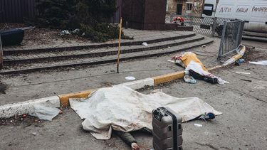 Personas de la misma familia yacen muertas en el suelo, después del bombardeo del ejército ruso en el punto de evacuación de Irpin, a 6 de marzo de 2022, en Irpin (Ucrania).&nbsp; 