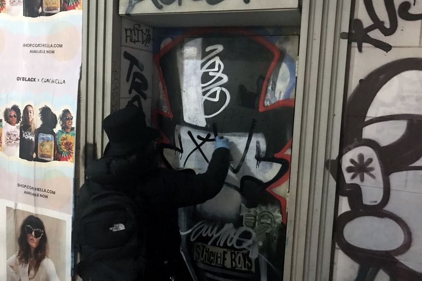 El artista de grafiti Saynosleep pinta una puerta en la ciudad de Nueva York el 15 de diciembre de 2020.&nbsp;