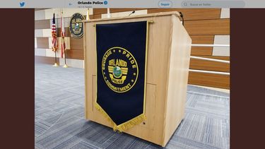 Un agente de polic&iacute;a de Orlando que fue despedido de la fuerza por arrestar a dos ni&ntilde;os de 6 a&ntilde;os en sus escuelas&nbsp;tiene antecedentes de uso excesivo de la fuerza y una denuncia por racismo.