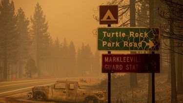 Un auto calcinado por el incendio de Tamarack en la población de Markleeville en el condado Alpine, California, el sábado 17 de julio de 2021.&nbsp;