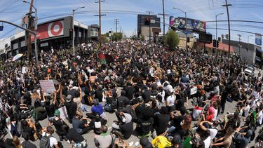 En esta imagen tomada con un gran angular, manifestantes sentados en un cruce durante una protesta por la muerte de George Floyd, un hombre negro que murió tras ser detenido por la policía en Minneapolis, el sábado 30 de mayo de 2020 en Los Ángeles. 