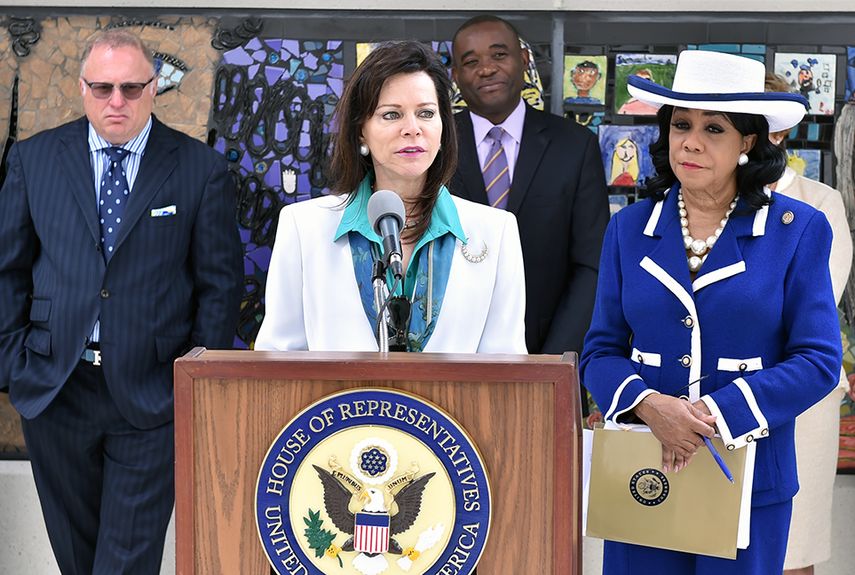 La fiscal estatal de Miami Dade Katherine Fernández Rundle habla a los trabajadores del ramo para festejar la ocasión. (ÁLVARO MATA)