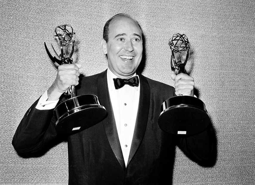 En esta foto de archivo del 26 de mayo de 1963, Carl Reiner muestra dos estatuillas de Emmy que se le presentaron como mejor escritor de comedia para el Dick Van Dyke Show, durante la presentaci&oacute;n anual de los Premios Emmy en Los Angeles.&nbsp;