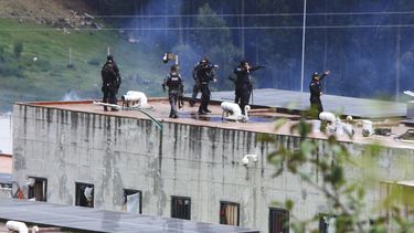 Policías toman sus posiciones en el techo de la prisión de Turi después de un motín el domingo 3 de abril de 2022, en Cuenca, Ecuador.&nbsp;