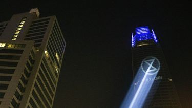 El logo del grupo ambientalista Extinction Rebellion, XR, es proyectado en el edificio Costanera Center mientras sus miembros bloqueaban el tránsito para exigir acciones contra el cambio climático, el viernes 26 de julio de 2019.&nbsp;