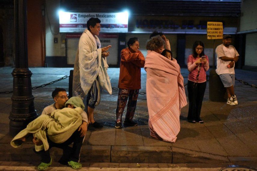 Residentes de pie en una calle después de un terremoto de magnitud 6.8 en la Ciudad de México el 22 de septiembre de 2022. ARCHIVO &nbsp; &nbsp;