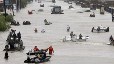 Soldados de la Guardia Nacional de Estados Unidos y voluhntarios civiles rescatan a afectados por las inundaciones provocadas por huracán Harvey en Houston, en el estado de Texas.