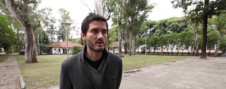 Para su instalación Grillo ha creado una serie de&nbsp;placas de bronce que dan continuidad a su serie de frases poéticas.&nbsp;