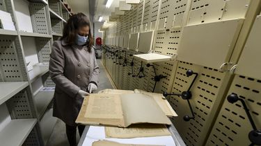 Un conservador de la Biblioteca Nacional de Túnez consulta periódicos antiguos en los archivos de la institución en la capital Túnez, el 26 de enero de 2022.