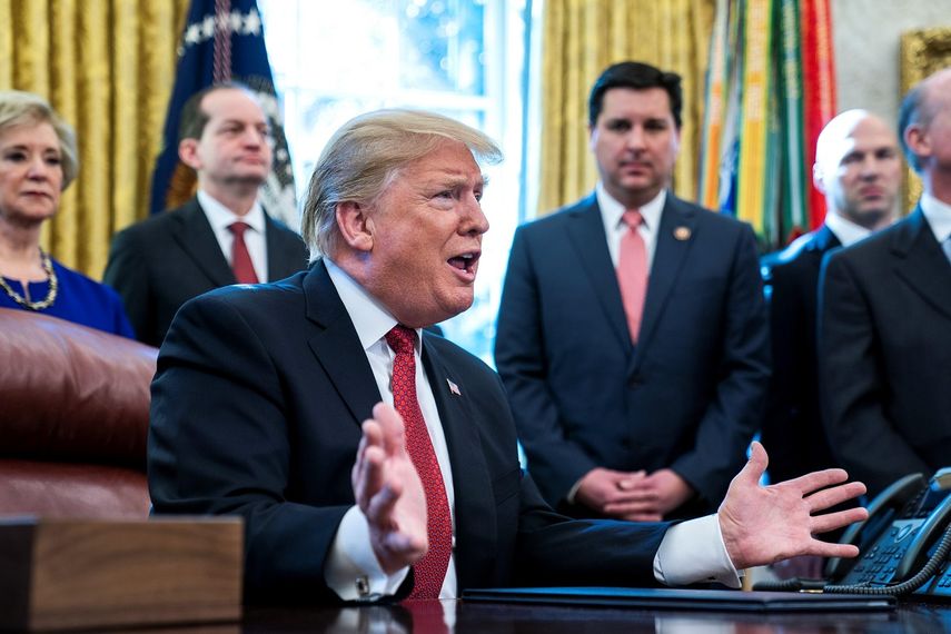 Donald Trump (cen.), presidente de los EEUU, participa en una reunión en el Despacho Oval de la Casa Blanca en Washington D.C.