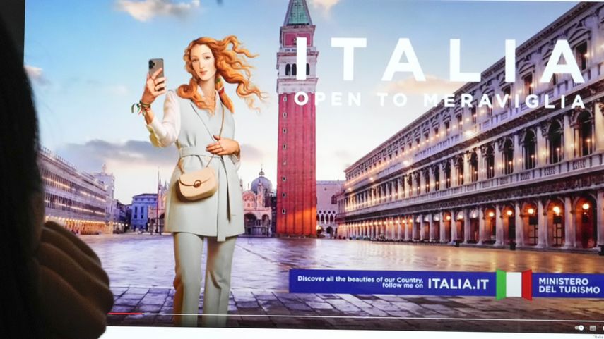 Unas personas observan un monitor con una campaña publicitaria del Ministerio de Turismo de Italia que muestra una versión digitalizada, y vestida, de la Venus del pintor renacentista Sandro-Botticelli, en Florencia.&nbsp;