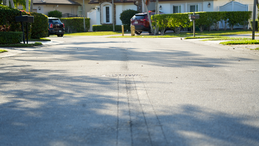 Calle de un vecindario del suroeste de Miami-Dade, con las líneas de tráfico descoloridas. Calle de un vecindario del suroeste de Miami-Dade, con las líneas de tráfico descoloridas.