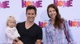 El actor Christian Oliver con su familia llega al estreno de Home en el teatro Regency Village en Westwood, California, el 22 de marzo de 2015.