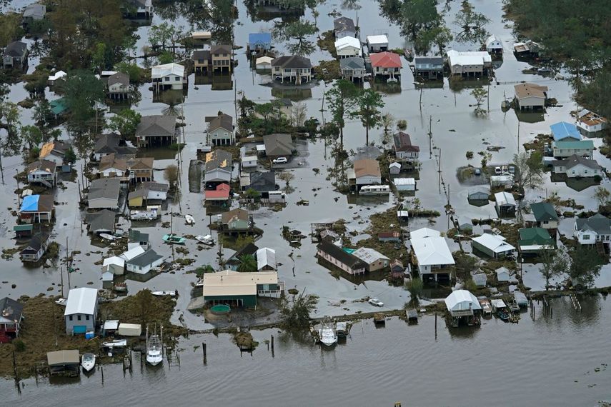 Las inundaciones bajan lentamente tras el paso del huracán Ida, el miércoles 1 de septiembre de 2021, en Lafitte, Luisiana, aproximadamente 40 kilómetros (25 millas) al sur de Nueva Orleans.