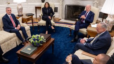 De izq. a der., el presidente de la Cámara de Representantes de Estados Unidos, Kevin McCarthy; la vicepresidenta Kamala Harris, Joe Biden y el líder de la mayoría demócrata en el Senado, Chuck Schumer.