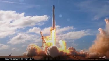 SpaceX hizo historia este sábado con el lanzamiento de la nave espacial Crew Dragon a las 3:22 de la tarde y abrió una nueva era de exploración espacial.
