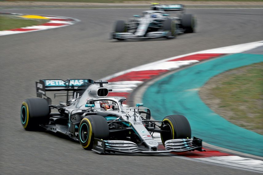 El piloto británico&nbsp;Lewis Hamilton (Mercedes) ganó este domingo el Gran Premio de China&nbsp;al completar una impecable carrera, la número 1.000 de la historia de la categoría reina del&nbsp;automovilismo