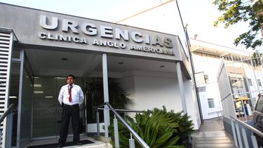 Vista de la entrada a la Clínica Angloamericana, donde se encuentra internado el expresidente Pedro Pablo Kuczinsky en Lima, Perú.