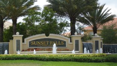 La policía dijo que los sospechosos también han atacado en la comunidad de Sunset Falls.