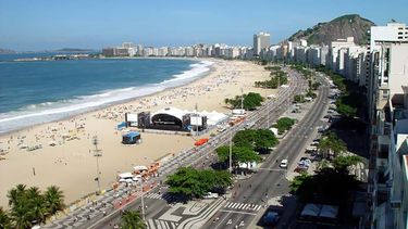 Río de Janeiro, la antigua capital de Brasil. Pocas ciudades logran asentarse entre el mar y la naturaleza sin intervenir uno o el otro.&nbsp;