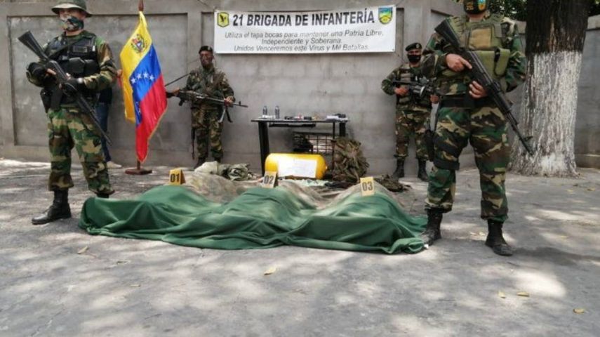 Militares venezolanos con cuerpos de paramilitares de Los Rastrojos abatidos.