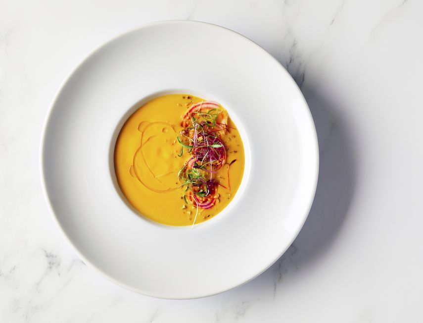 En esta imagen proporcionada por los Globos de Oro una sopa fr&iacute;a de betabel amarillo preparada por el chef ejecutivo del hotel Beverly Hilton Executive Matthew Morgan.&nbsp;