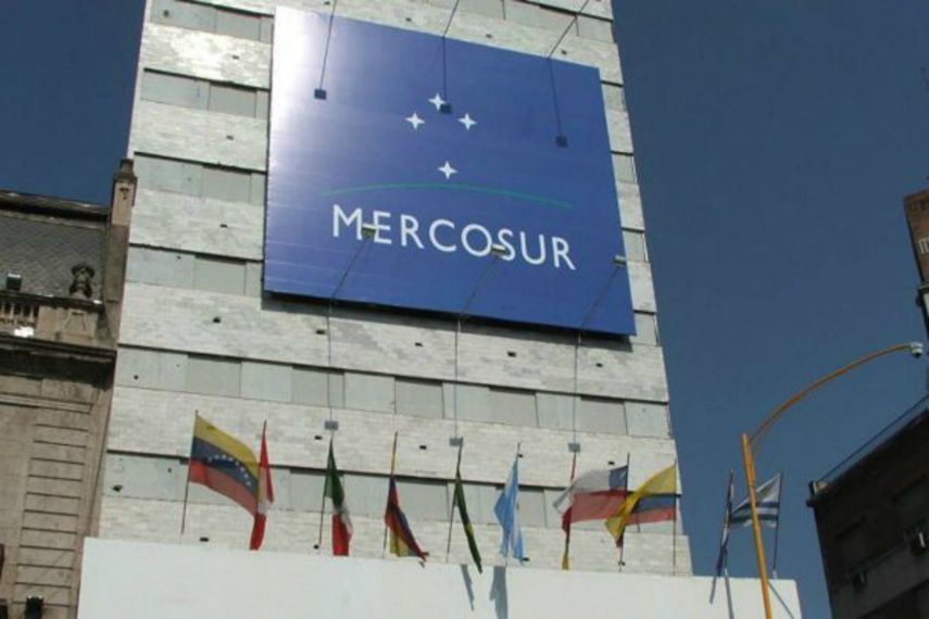 Mercosur mostró la complacencia de que el nuncio apostólico de Buenos Aires y enviado del papa Francisco a Venezuela, monseñor Emil Paul Tscherrig, medie en ese proceso