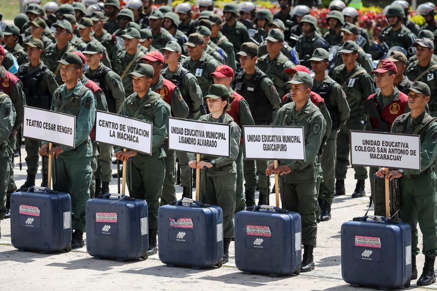 Las autoridades venezolanas desplegaron este lunes un total de 143.000 funcionarios policiales para garantizar el desarrollo de las elecciones, y pidieron a los ciudadanos acudir al proceso con confianza&nbsp;
