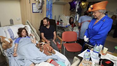 &nbsp;La&nbsp;reina&nbsp;Isabel&nbsp;II de Inglaterra &nbsp;conversa con Evie Mills, de 14 años, y con su padre Craig Mills, durante su visita al Real Hospital Infantil de Manchester (Reino Unido).