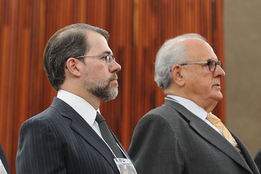 El 3 de octubre de 2014 en Brasilia, Antonio Dias Toffoli, presidente del Tribunal Supremo Electoral de Brasil y el jurista Nelson Jobim vetado por Nicolás Maduro. (Agencia Brasil)