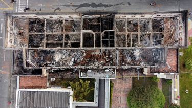 Vista aérea del Palacio de Justicia en Tuluá, departamento del Valle del Cauca, Colombia, el 26 de mayo de 2021, luego de que fuera incendiado durante las protestas nocturnas contra el gobierno del presidente Iván Duque. Oficialmente, 43 personas han muerto en enfrentamientos desde que comenzaron las protestas, inicialmente contra una propuesta de reforma fiscal que desde entonces ha sido retirada. Las manifestaciones han continuado frente a una violenta represión policial que ha provocado la condena internacional.