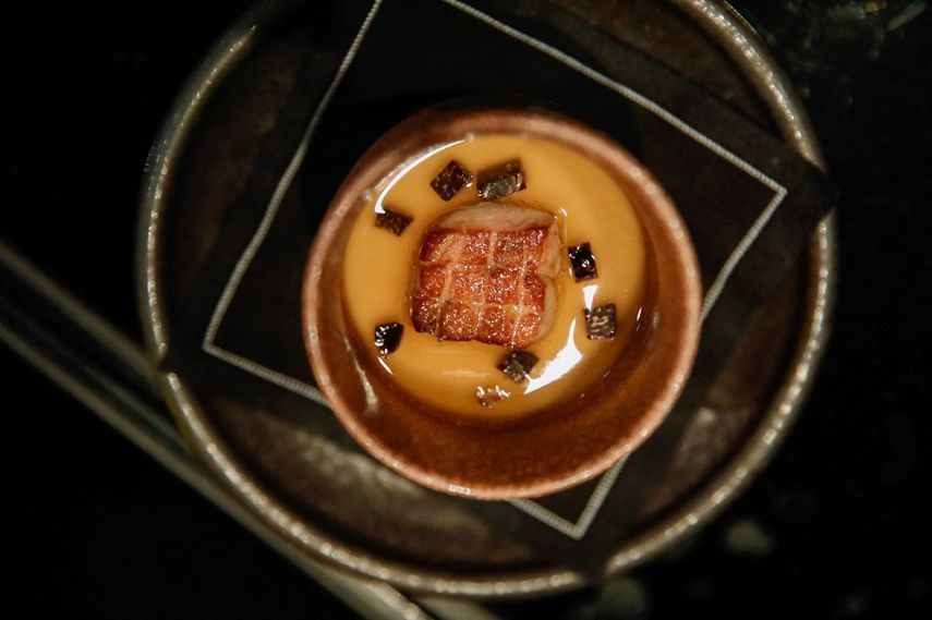 Un plato servido con foie gras chawanmushi se ve en el restaurante Tocqueville en Nueva York, el 23 de febrero de 2023. En Nueva York una guerra por el foie gras enfrenta a la ciudad, respaldada por por activistas por los derechos de los animales, contra criadores de patos y dueños de restaurantes.