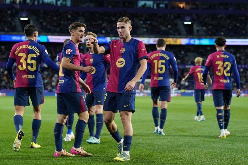 El centrocampista español #16 del Barcelona, Fermín López (C), celebra el segundo gol de su equipo durante el partido de la liga española entre el Real Valladolid FC y el FC Barcelona en el estadio José Zorrilla de Valladolid el 3 de mayo de 2025.&nbsp;
