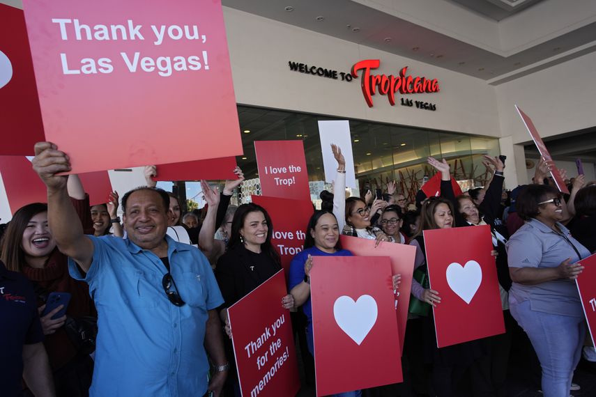 Empleados del hotel y casino Tropicana sostienen carteles durante una ceremonia que marca el cierre del sitio histórico el martes 2 de abril de 2024, en Las Vegas.