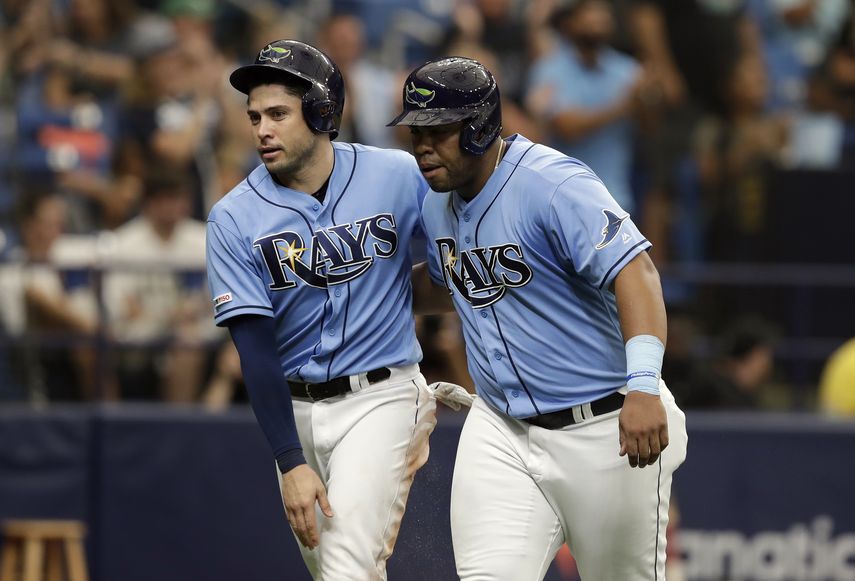 Los jugadores de los Rays de Tampa Bay, Travis dArnaud, izquierda, y el venezolano Jesús Aguilar, celebran tras anotar en un doble del también venezolano Avisaíl García durante el séptimo inning de un juego de béisbol contra los Marlins de Miami, el domingo 4 de agosto de 2019, en St. Petersburg, Florida.&nbsp;