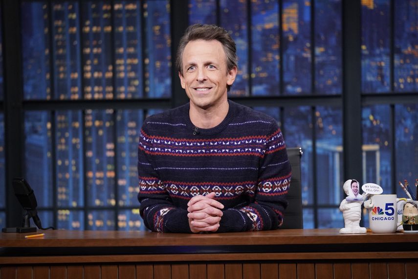 En esta imagen proporcionada por NBC, Seth Meyers en Late Night with Seth Meyers en Nueva York el 16 de diciembre de 2021.