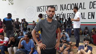 Cubanos y venezolanos exigen visas humanitarias en México