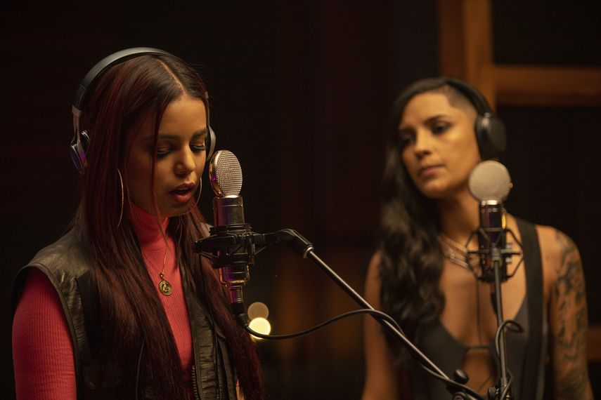 Escena de la serie de YouTube Bravas grabada en Puerto Rico, Miami y Rep&uacute;blica Dominicana, con Natti Natasha como productora ejecutiva sobre dos cantantes urbanas en ascenso, que se estrena el 7 de octubre.&nbsp;