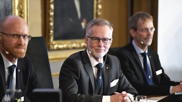 El secretario general de la Academia Sueca de Ciencias, Goran K Hansson, en el centro, y los acad&eacute;micos Peter Fredriksson, a la izquierda, y Jakob Svensson anuncian los ganadores del Nobel de Econom&iacute;a durante una rueda de prensa en la Academia Sueca de Ciencias en Estocolmo, Suecia, el lunes 14 de octubre de 2019.