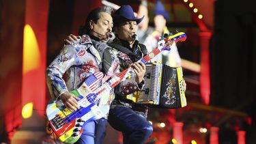 Hernán Hernández, izquierda, y Jorge Hernández, derecha, de la banda mexicana Los Tigres del Norte durante su presentación en el festival Arre en la Ciudad de México el 7 de septiembre de 2024.