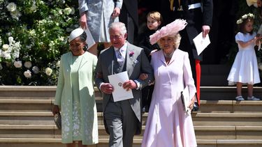 La madre de Meghan,&nbsp;Doria Ragland, y el príncipe Carlos y su esposa Camila a la salida de la capilla de San Jorge del castillo de Windsor.&nbsp;